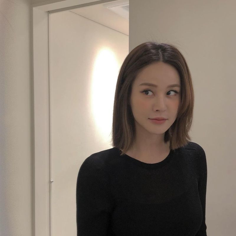 Ivy, Caldan foot also digest Perfect match every day Legend update Singer Ivy has revealed her current status through SNS.Ivy posted several photos on her social media on November 17.Ivy showed off her brunette bob hairstyle and showed off her innocent visuals.Ivy showed off her cute charm with a shy smile while also making a playful look.Meanwhile, Ivy debuted in 2005 with her first album, My Sweet And Free Day.jang hee-soo