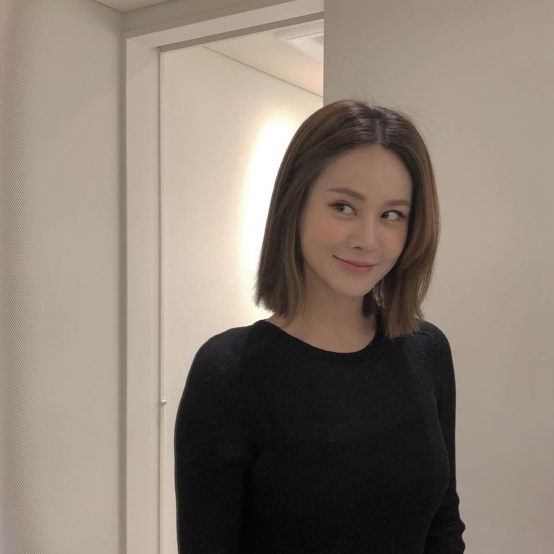 Ivy, Caldan foot also digest Perfect match every day Legend update Singer Ivy has revealed her current status through SNS.Ivy posted several photos on her social media on November 17.Ivy showed off her brunette bob hairstyle and showed off her innocent visuals.Ivy showed off her cute charm with a shy smile while also making a playful look.Meanwhile, Ivy debuted in 2005 with her first album, My Sweet And Free Day.jang hee-soo