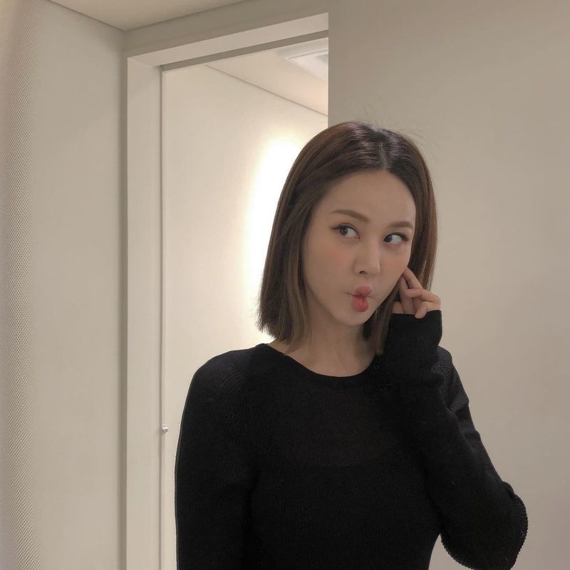 Ivy, Caldan foot also digest Perfect match every day Legend update Singer Ivy has revealed her current status through SNS.Ivy posted several photos on her social media on November 17.Ivy showed off her brunette bob hairstyle and showed off her innocent visuals.Ivy showed off her cute charm with a shy smile while also making a playful look.Meanwhile, Ivy debuted in 2005 with her first album, My Sweet And Free Day.jang hee-soo