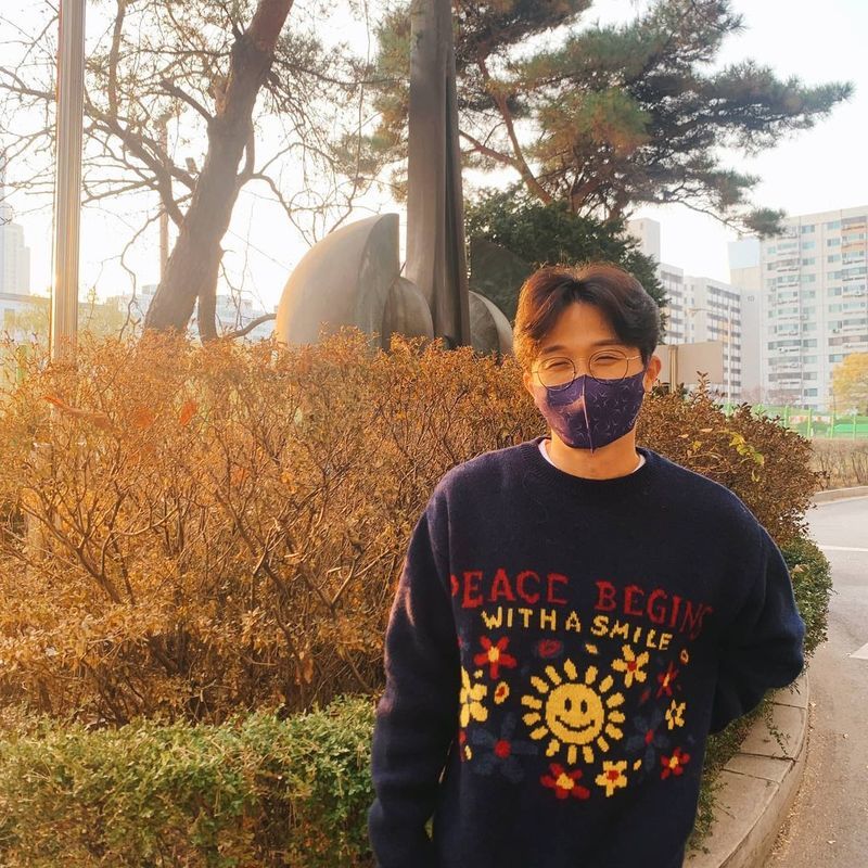 Comedian Park Sung-Kwang has revealed a bright current situation.Park Sung-Kwang posted a picture on November 17th on his personal Instagram with an article called Warm.Park Sung-Kwang in the public photo is going out to enjoy the feeling of late autumn.Park Sung-Kwang, wearing a man-to-man with a cute sun painting, draws attention with a bright expression and warm eyes even though he covers his face with a mask.Park Sung-Kwangs expression, which seems to be happy all the time, makes even the viewer smile.Meanwhile, Park Sung-Kwang married his non-entertainer wife Isoli on August 15; the couple are appearing on SBS entertainment Sangmyong 2-You Are My Destiny.Lee Hae-jeong