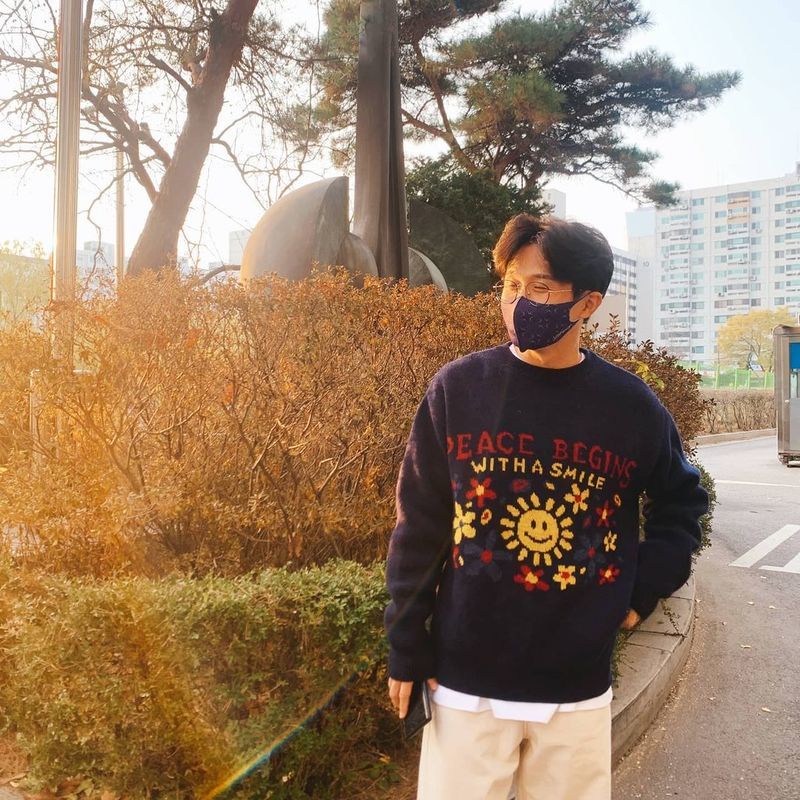 Comedian Park Sung-Kwang has revealed a bright current situation.Park Sung-Kwang posted a picture on November 17th on his personal Instagram with an article called Warm.Park Sung-Kwang in the public photo is going out to enjoy the feeling of late autumn.Park Sung-Kwang, wearing a man-to-man with a cute sun painting, draws attention with a bright expression and warm eyes even though he covers his face with a mask.Park Sung-Kwangs expression, which seems to be happy all the time, makes even the viewer smile.Meanwhile, Park Sung-Kwang married his non-entertainer wife Isoli on August 15; the couple are appearing on SBS entertainment Sangmyong 2-You Are My Destiny.Lee Hae-jeong