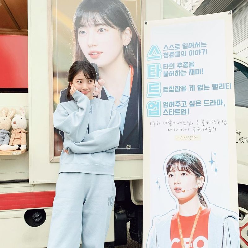 Public Vagabond tiesCoffee or Tea Celebratory photo by singer and actor Bae Suzy sent by Yoo In-sikhas released the book.Bae Suzy posted a picture on November 17th with an article entitled Oh, thank you, Director Yoo In-sik, Sweet .. #StartUp.In the open photo, Bae Suzy poses in front of Coffee or Tea and smiles, especially with her attention focused on her lovely Bae Suzy look.