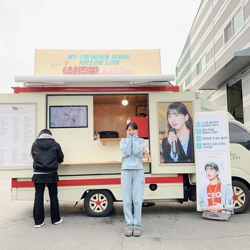 Public Vagabond tiesCoffee or Tea Celebratory photo by singer and actor Bae Suzy sent by Yoo In-sikhas released the book.Bae Suzy posted a picture on November 17th with an article entitled Oh, thank you, Director Yoo In-sik, Sweet .. #StartUp.In the open photo, Bae Suzy poses in front of Coffee or Tea and smiles, especially with her attention focused on her lovely Bae Suzy look.