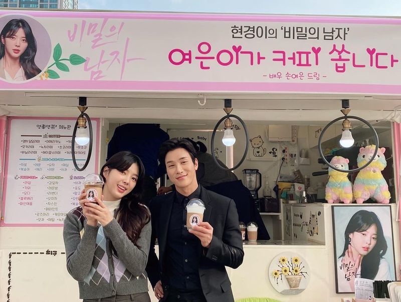 Actor Son Yeo-Eun Gifts Coffee or Tea on Secret Man set for Hyun-kyung UhmOn November 17, Hyun-kyung Uhm posted a Coffee or Tea certification shot received by Son Yeo-Eun on personal SNS.The open Coffee or Tea reads, Hyun Kyung Lees secret man, the girl, is coffee, the power of a cup of warm coffee! TV viewer ratings go high!Please, my lord, please. The phrase Actor Son Yeo-Eun Dream is written.Thank you for my love, I am grateful for your strength, said Hyun-kyung Uhm.