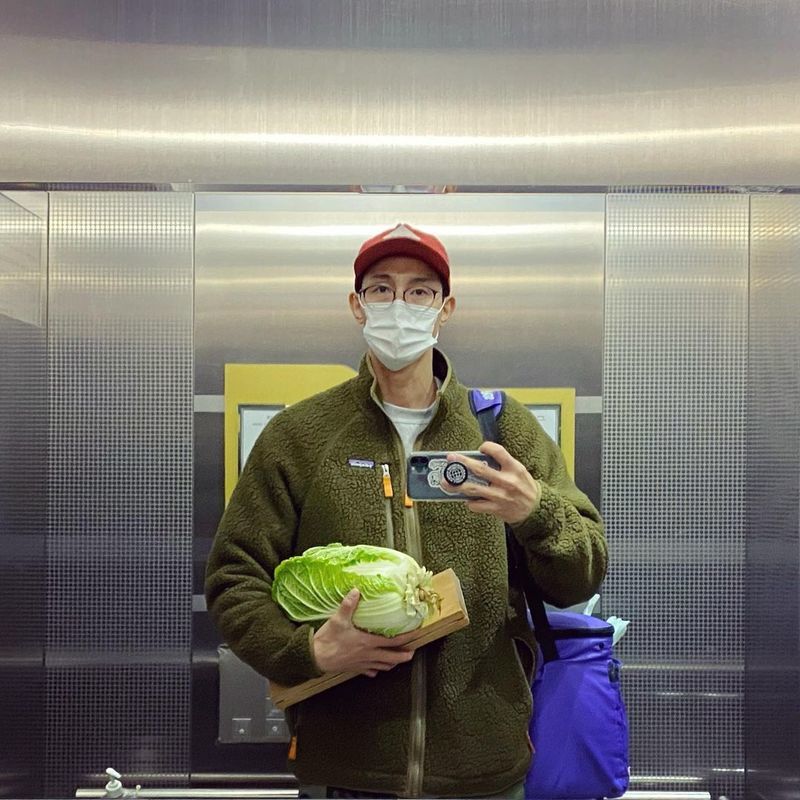 Actor Lee Ki-woo has revealed his current status through SNS.Lee Ki-woo posted a photo on her social media on November 17.Lee Ki-woo in the photo showed a comfortable de Ely look wearing a khaki jacket and a hat and glasses.Lee Ki-woo is pictured with Napa cabbage in one handMeanwhile, Lee Ki-woo made his debut in the 2003 film Classic; he appeared on JTBC Drama 18 Again, which ended on November 10.jang hee-soo