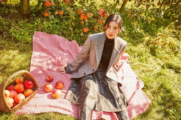 Actor Jung Eun-chae met with the public for a long time as a fashion picture full of emotion.This picture is based on Apple Farm, which is full of freshness, with the theme of finding the relaxation and calm of the mind in the fast running everyday life and concentrating on me. It contains the charm of Jung Eun-chae, which is natural and dreamy.Jung Eun-chae in the picture showed a sensual winter fashion by matching the overfit blazer and turtleneck, which are trends this winter.I have a natural hairstyle, makeup, and a lovely smile.In addition, the vivid red knit and basic denim pants perfectly show the Daily Look, and the maxi coat with a constricted waist line doubles the femininity.In addition, Jung Eun-chae has featured a variety of winter items such as a classic check pattern of quality mufflers, jumpers, embroidery cardigans, and a trendy winter look with warm emotions.Jung Eun-chaes healing time with Apple Farm, Jung Eun-chae with its small happiness, and this 20AW collection can be found on the official website of Anyu and the W concept.