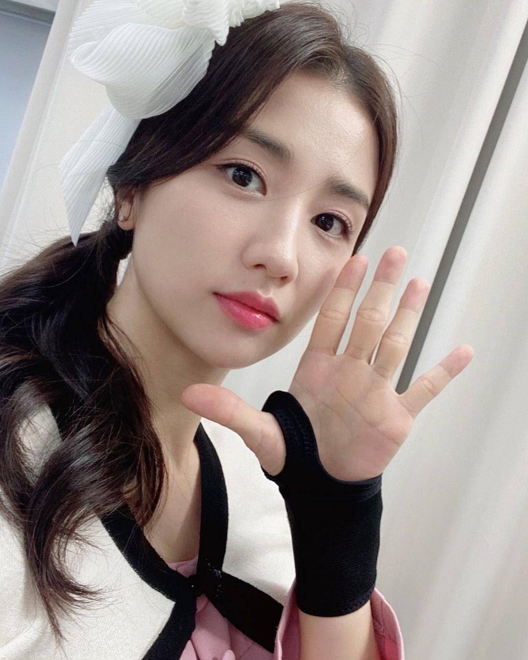 Actor Park Ha-sun has been in the midst of a Wrist brass guard.On the 18th, Park Ha-sun posted photos and short videos on his instagram with an article entitled Yesterday #Joe is #Passion #Wristbrace #Wristbrace #Wristbrace Entitlement #Postpartum care centers.In the public images and photos, Park Ha-sun, who is smiling brightly with a Wrist brass guard, was featured, and the Wrist brass guard was also attracted to the crazy digestion power of fashion.On the other hand, Park Ha-sun is playing the role of Wannabe Joe is in the TVN monthly drama Postpartum care centers.Park Ha-sun married Actor Ryu Soo-young in 2017 and has a daughter in her family.