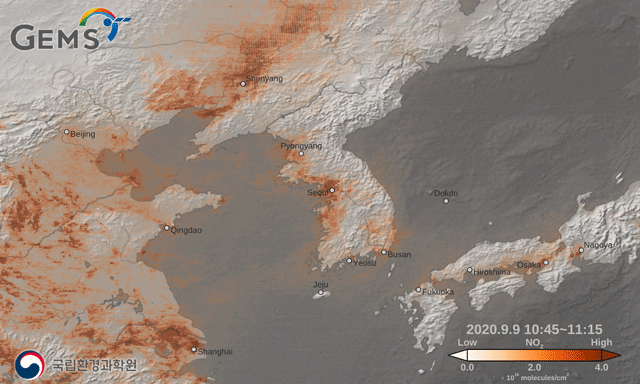 환경위성이 보내온 지난 9월 9일 한국 등 주변국 상공의 이산화질소 농도. 붉은 빛을 나타낼수록 농도가 짙은 것을 의미한다. 대도시일수록 이산화질소의 농도가 높다. 환경부 제공