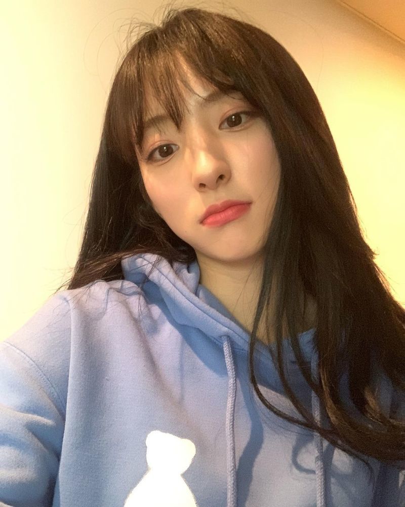 Group WJSN member Eunseo has revealed the latest.Eunseo posted a photo on her social media on November 18.In the photo, Eunseo is staring at the camera casually wearing a hoodie.Eunseo showed off her innocent charm by revealing her cute hairstyle and modest look with bangs.Meanwhile, the group WJSN, which Eunseo belongs to, was loved by the public on June 9th.jang hee-soo