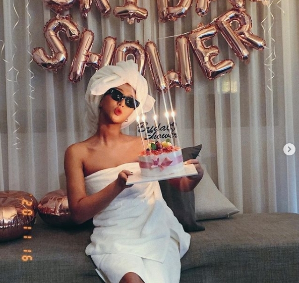 Rapper Giant Pink has revealed the daily life of a prospective bride who is about to get married.Giant Pink posted a Bridal Shower Certification shot on his personal SNS on November 17.Giant Pink in the photo is wearing a shower towel and sunglasses, revealing the joy of getting married.Giant Pink announced her marriage on Tuesday, adding that with the photo, D-5... Sundays bride... married World. Bridal shower.Park Su-in