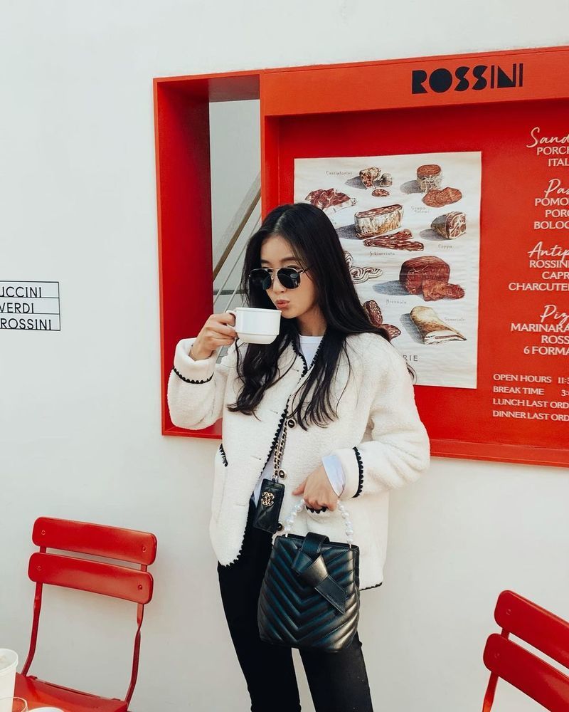 Actor Ki Eun-se has revealed his current status through SNS.Ki Eun-se posted several photos on her social media on November 18.In the photo, Ki Eun-se showed a neat look wearing a white jacket and black pants and sunglasses.Ki Eun-se showed off her Elegance charm as she stared into the camera with a glass in one hand.Meanwhile, Ki Eun-se appeared in the entertainment Home Derela which ended in August.jang hee-soo