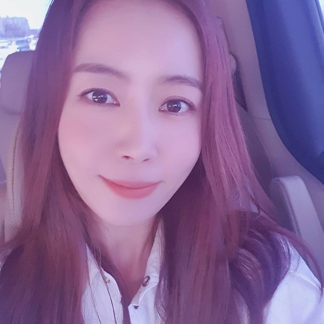 Actor Yu-mi Kim has revealed his current situation.On November 18, Yu-mi Kim posted a picture and a picture on his personal Instagram, Its raining weather, be careful with the cold.Yu-mi Kim in the photo shows a pale smile at the camera, while in another photo she showed off her side, including a sharp nose.Suk Jae-hyeon
