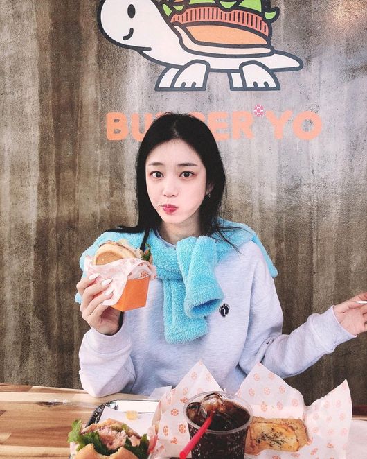 Actor Lee Yu-bi has reported on the latest.Lee Yu-bi posted several photos on his 18th day with an article entitled Yomiyo ~ Yomiyomi ~ on his instagram.Lee Yu-bi in the open photo is eating a set of Hamburger at a restaurant. Lee Yu-bi stares at the camera with a cute face.Lee Yu-bis new inside skin and doll-like features catch the eye.Lee Yu-bi is well known as the daughter of Actor Kyeon Mi-ri, who stars on KBS Joy Selub Beauty 2.Lee Yu-bi Instagram