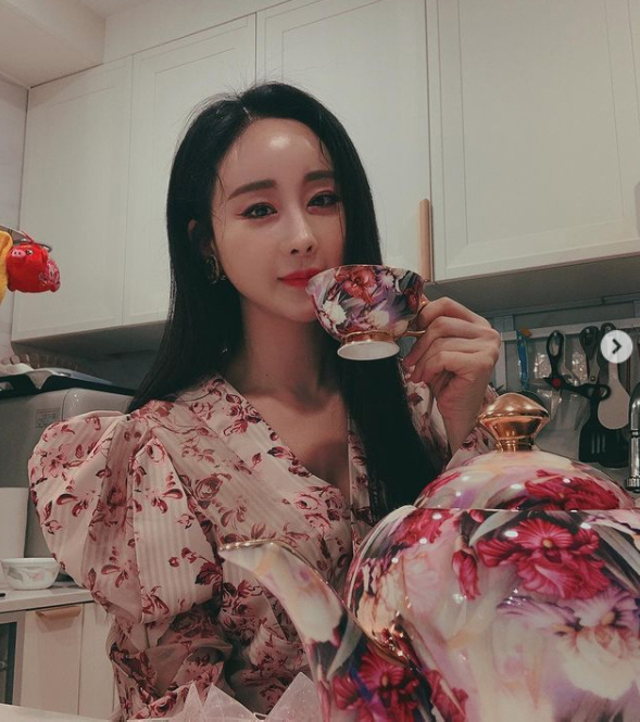 So-won Ham posted a short article and photo on Instagram on the 19th, # tea drinking habit.The photo shows So-won Ham starting the day with a cup of early morning tea.So-won Ham, wearing a colorful flower dress similar to a teapot and a teacup, attracts attention.So-won Ham was impressed by his 18-year-old Evolution and his beautiful look while he did not look age difference.Meanwhile, So-won Ham and Evolution marriage 2018 over the age gap of 18.