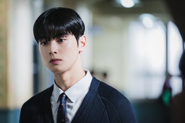 Cha Eun-woo foreshadowed Moon Ga-young, a limited express chemistry with Hwang In-yeop.The TVN new tree drama Goddess Kanglim (playplayed by Lee Si-eun/directed by Kim Sang-hyup), which will be broadcast on December 9th, is a romantic comedy that restores self-esteem by sharing each others secrets by meeting a guard who has a complex appearance and has a goddess and a mother who has been hurt through toilet.Cha Eun-woo is going to capture the disassembly of the drama with his self-luminous visuals, academic achievements, and basketball skills, all of which are self-serving genes that boast top class.Cha Eun-woo was named to the virtual casting with a high synchro rate with Suho Character before the drama painter of Goddess Gangrim was decided.Astro members once told me that there was a Webtoon Character that resembled me, and thats when I first learned Suho.After seeing the work, I met with the director and the artist repeatedly and read, so my affection for Character grew and it was very interesting that it was also a water source for Tonton David In addition, Cha Eun-woo cited the charm of Suho Character as anti-tall beauty and expressed his affection for Character, saying, It is a Character with a warm heart inside, but sometimes a charm that reveals a cute side and a cute side.I have another Remady than the Characters I was in charge of before, he said, adding that he was expecting to be able to show me a new look as a student.In addition, Cha Eun-woo drew attention with his passion to synchronize with this Suho Character.Im thinking about Suhos Remady, about what I had been through a guard for half an hour before bed, as the director advised me to better understand Suho Character, he said.He also said, I am practicing Jujitsu and basketball hard to express Suho Character who likes exercise. Cha Eun-woo table made Suho more anticipated.At this time, Cha Eun-woo said, I am interested in fashion and like to exercise like Suho.But the part where a guard is cold and the iron wall is hit is a little different from me. He laughed, emphasizing that he was actually a warm man.In the meantime, Cha Eun-woo said, I am really happy shooting photo.I started my career as a trainee since high school, and I dont have many memories of those days. I feel like Im a real high school student when I gather with my peers at the photo shoot of Goddess Gangrim and talk and act.The staff and actors are all so bright and good that they are shooting photo with fun. Above all, Cha Eun-woo focused attention by saying that the chemistry score with Moon Ga-young (played by Lim Ju-kyung) and Hwang In-yeop (played by Han Seo-jun) was 99 points.I love breathing with my sister, he said. Im talking to each other during rehearsals, trying to match them, and shooting photos with joy.Especially, there are many scenes that Kayoung and Inyup and three of them take, and the synergy seems to be really good when the three meet. There are still scenes to shoot photo, so I left the other one to fill it up at that time. Fighting to 100 points!Expectations for the synergy with the honey chemistry of the three people to be shown in the Goddess Gangrim will rise vertically.In addition, Cha Eun-woo cited the comic book photo shot with Moon Ga-young as the most fun photo shot scene.I had a lot of fun shooting scenes with the main officer in the comic book room.In the mysterious space, the two characters took off their masks little by little, and the stories they made seemed to be strange tensions and interesting. Finally, Cha Eun-woo said, The first broadcast of Goddess Gangrim is not long.I hope that it will be a work that can give the audience the pleasure and laughter of Tonton David as I am shooting hard, and fun photo shot.  I will try to show a lot of good looks and new looks as this Suho.This winter, I will be with you at the end of the year! He said with a passion for the audience.