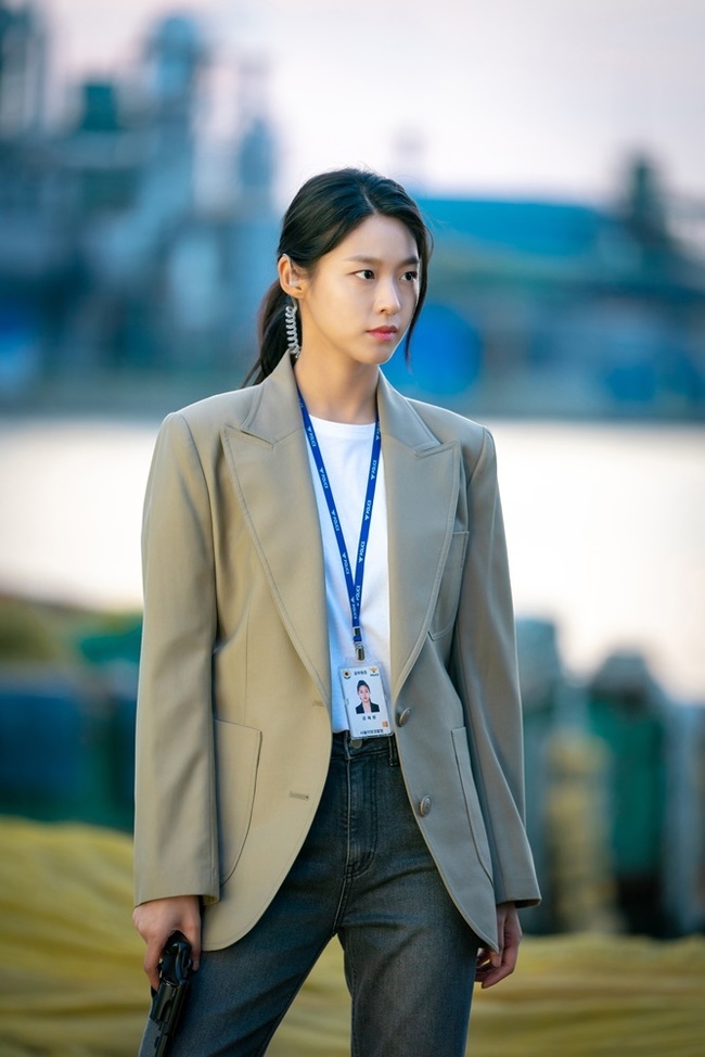 Actors Kim Seolhyun and Lee Chung-ah emit different charms with action and analysis.TVNs new Monday and Night Drama (directed by Kim Jung-hyun/playplayed by Shin Yu-dam) released Kim Seolhyun and Lee Chung-ah Steel on November 19. and Night is a preview of Murder Murder, She Wrote, which digs into the secrets of the questioning incident in a village 28 years ago, which is related to the mysterious events that are happening now.Namgoong Min (played by Do Jung-woo), Kim Seolhyun (played by Gong Hye-won), Lee Chung-ah (played by Jaymi) and Yoon Sun-woo (played by Moon Jae-woong) were cast.Especially, expectations for the two-color charm that Kim Seolhyun and Lee Chung-ah will show.In the play, Kim will play the role of Police Communication, which is a means and method, and Lee Chung-ah will play the role of the FBI dispatch Susa Jaymi, who returned to Korea like fate.The two men predicted that they would be attracted to the house theater with the same two-color charm.First, in the play, Kim Seolhyun is an actionist who does not care about his body. When he sees the case, he is a hot-blooded character who arrives at the scene before anyone else.It is also the owner of the charm of the cider that does not know how to say everything you want to say and turn around.Especially, the cool stone fastball that is flying regardless of status will give a thrilling cider to the house theater.So I am interested in the explosion of the wild and tough charm of Seolhyun that I have never seen before.So, Seolhyun not only paid close attention to the external part with natural styling such as a tangled ponytail hairstyle and shirt, but also said that he had been trying and troubled by attending Action School for the first Police role of his life.Especially in the video released earlier, Kim Seolhyun is playing Hot Summer Days, which does not divide his body while running and rolling all the time, and hopes are gathered for his broadcast with his wild charm and action god.Lee Chung-ah, on the other hand, is an analyticalist who solves the case with a cool and precise personality.A former FBI criminal psychology expert, he will join the special team as a dispatch Susa officer to solve the preliminary Murder in Korea and reveal his presence.Lee Chung-ah, who is on the scene to solve the core of the case, raises his interest by saying that he runs Susa with rational judgment and confronts Namgoong Min and Kim Seolhyun.Lee Chung-ah, in the meantime, shows fluent English conversation skills as the FBI.Especially, Lee Chung-ahs outstanding English conversation was revealed in the script reading video, which caused a big topic among netizens.This will exploding Lee Chung-ahs intellectual charm; interest in Lee Chung-ahs performance, which has poured out a multi-faceted effort for the character, is heightened.The two-color charm of Seolhyun and Lee Chung-ah will explode, the production team said. With the veiled special team detective Namgoong Min, the Wild-charming fever Police Kim Seolhyun, and the FBI-based dispatcher Lee Chung-ah will show off their intellectual charms. The hidden truth behind it will make the house theater fall into it.I hope youll see their performance.