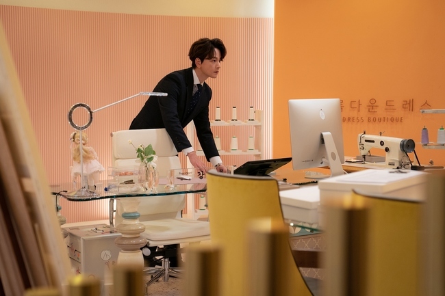 Spy who loved me Lim Ju-hwan got a trick of Yoo In-na.The MBC tree mini series Spy who Loved Me (directed by Lee Jae-jin/playplayed by Lee Ji-min) unveiled Derek Hyun (Lim Ju-hwan), who is searching for the Wedding Dress shop of Kang In-na, on November 19, ahead of the 8th broadcast.I wonder if the beauty of the river that witnessed Dereks suspicious behavior can find out his identity.In the last broadcast, Kang decided to dig into her husband Dereks secret.Because I realized that Tinker (Lee Jong-won), a favorite brother of Derek Hyun, was a sick man who was searching Sophie (Yoon So-hee)s house.Here, Derek Hyun learned about the existence of a wiretap installed in the Ministry of Foreign Affairs.Hopefully, he can be honest with each other, and hopes that he will be able to peel off the mask of Derek, which is perfectly sweet.In the meantime, Derek Hyun, who is looking through his wifes Wedding Dress shop in the public photos, and Kangs beauty that discovered it, attracts attention.Derek, who has been caught in the scene properly, is very nervous, unlike his usual calm expression.In the following photos, Derek Hyun, who has been in a hurry to hear whether he is being questioned by Kang, or listening to nagging, causes laughter.The strong hand gripping the chair shows a willingness to dig all of her husbands secrets, which inspires curiosity about how Derek Hyun will escape this crisis.Earlier, Kang was shocked to learn that Derek and Sophie were old lovers.Here, he learned about the secret conversation with Kim Dong-taek (Jang Jae-ho), Tinkers Identity, and the existence of a wiretap installed in the Ministry of Foreign Affairs.Derek is also shaking whether his secret will make it dangerous to be a river, adding to the question of whether Derek will be able to reveal his secret and be reborn as a candid couple.In the 8th episode, which will be broadcast on November 19, Jeon Ji-hoon and Derek Hyun, who are in contact with the genius hacker For health water swallow (Ahn Hee-yeon), are drawn to decipher Sophies research data password.For health The choice of water supply will have a major impact on intelligence warfare between Secret Police and Industrial Spy.