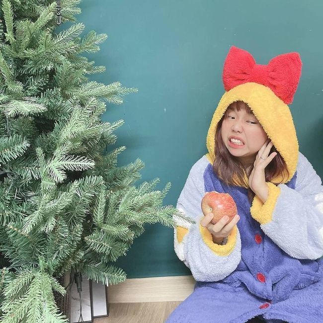 Gagwoman Hong Hyon-hee has certified her pajamas bought by husband Jason.Hong Hyon-hee posted three photos on his instagram on November 18 with the phrase Snow White Feelings with a little Toothache, Snow White Pajamas bought by Itsuni.In the photo, Hong Hyon-hee is eating apples in pajamas; Hong Hyon-hee has a cute charm with a lively look.