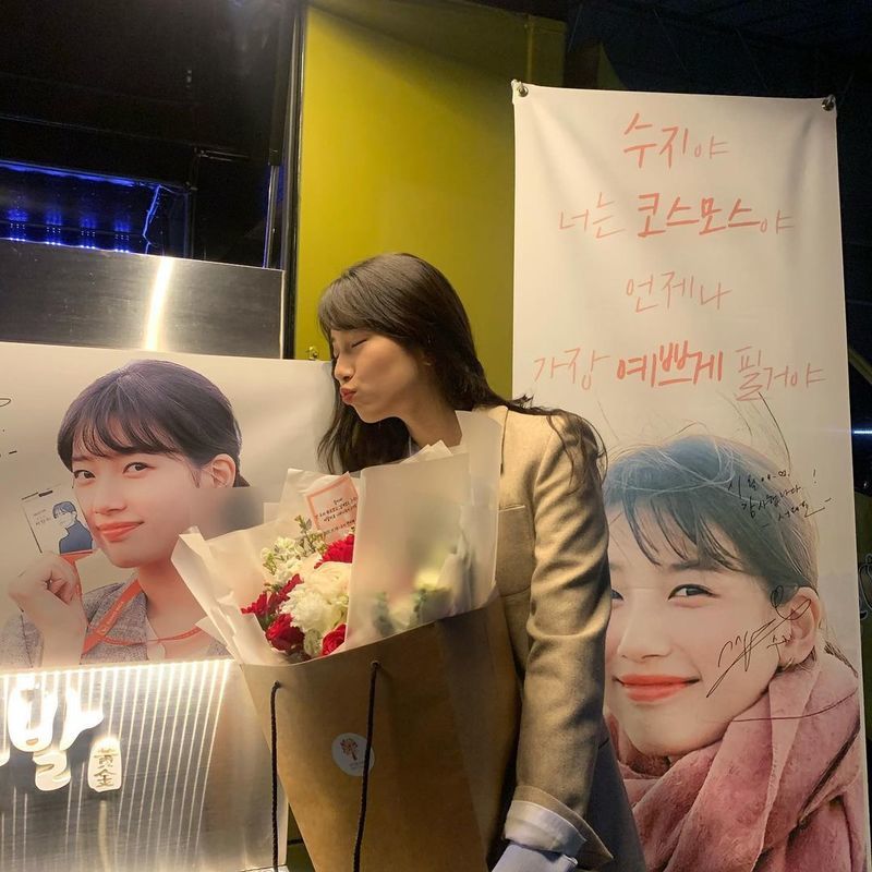 Singer and actor Bae Suzy has released a lovely flower gift certification shot.Bae Suzy posted several photos on November 19 with an article entitled Thank you for the Seawall on his personal instagram.In the open photo, Bae Suzy is holding a large bouquet full of arms. It is very beautiful with red and white flowers in harmony.Bae Suzy, who wears a beige coat and feels late autumn, is a grateful figure with a variety of poses.Especially, the pose that seems to kiss with the lips all the way out emits the lovely charm.On the other hand, Bae Suzy is appearing in the TVN drama StartUp as Seo Dalmi.Lee Hae-jeong