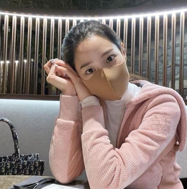 Group Berry Good Johyun snipered at fan sim with a heart-to-heart eyeJohyun posted a picture on his 19th day personal Instagram in November with an article entitled Work hard, work hard, sleep well, eat well and have a healthy day.The photo shows Johyun sitting in a restaurant staring at the front, and the beauty that does not cover even with a mask is admirable.In another photo posted on the same day, Johyun is taking various poses, showing off his leggings Goddess figure.Meanwhile, Berry Good, who Johyun belongs to, made a comeback with a digital single Lets Go on the 5th.kim no-eul