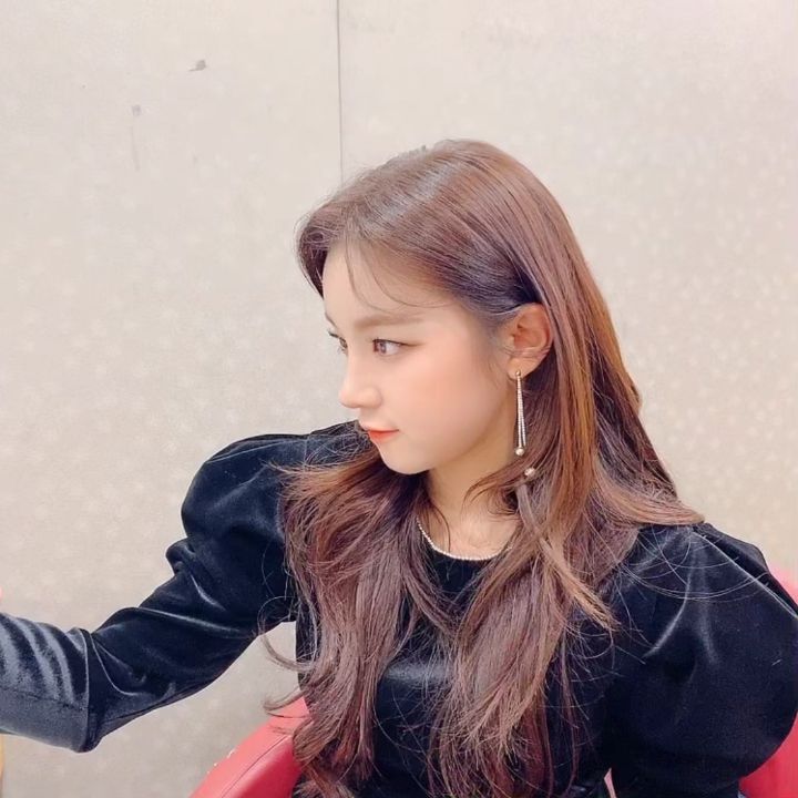 Girls group (girl) children Song Yuqi released a selfie shot.(Women) The official Instagram posted the video on November 18 with the article #I_NG Selfie Song Yuqi # Girls #GIDLE.In the released video, Song Yuqi is taking selfie with various facial expressions, especially focusing on the lovely Song Yuqi figure.Lee Ye-ji