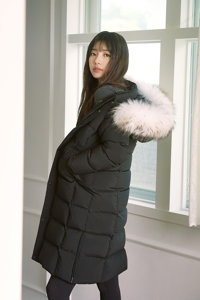 Suzys winter greeting picture was released.Suzy, who was released on November 19, wore the upgraded version of K2 standard Alice, Alis Long Down, and emanated an elegant yet pure charm.pear hyo-ju