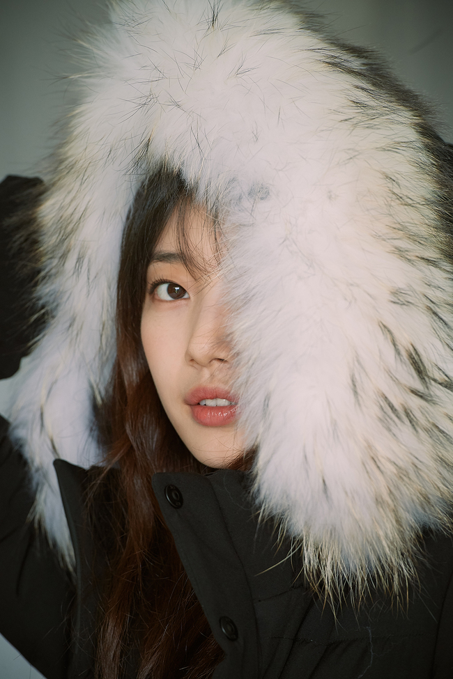 Suzys winter greeting picture was released.Suzy, who was released on November 19, wore the upgraded version of K2 standard Alice, Alis Long Down, and emanated an elegant yet pure charm.pear hyo-ju