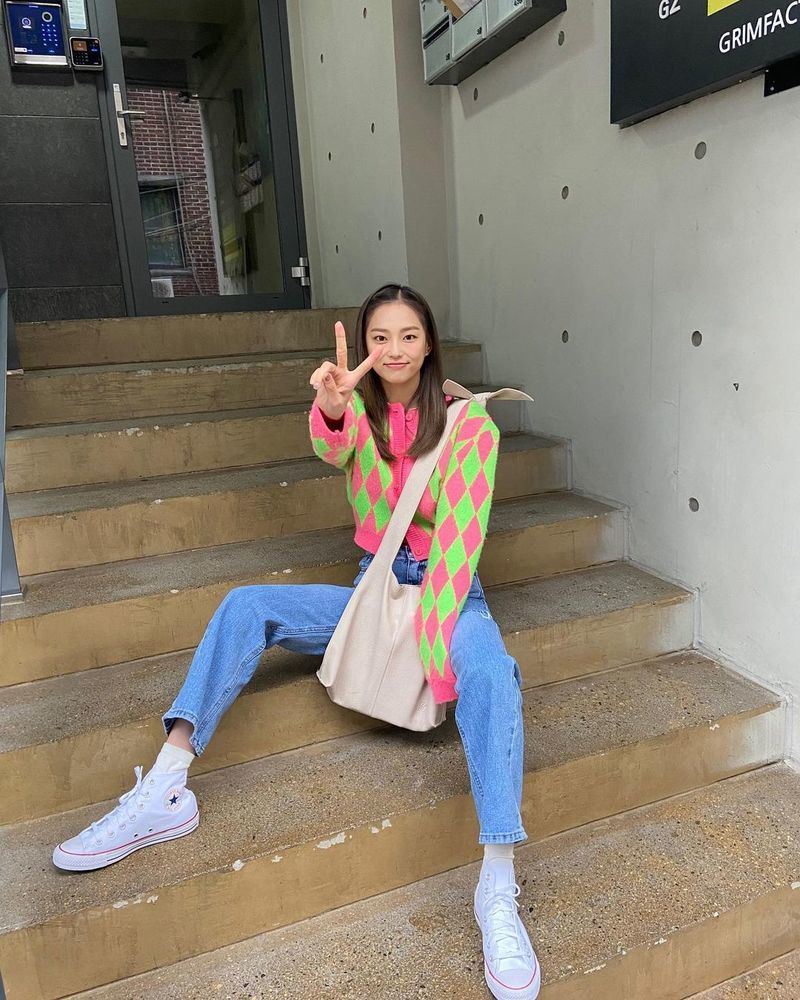 Group CLC member Jang Ye-eun has revealed the latest situation.Jang Ye-eun posted a picture on his SNS on November 19 with an article entitled Where to go.Jang Ye-eun in the photo showed a refreshing charm by wearing jeans and various colored cardigans.Jang Ye-eun sat down on the stairs and posed for a deadly pose and V, creating a playful atmosphere.On the other hand, group CLC, which belongs to Jang Ye-eun, released HELICOPTER on September 2.jang hee-soo