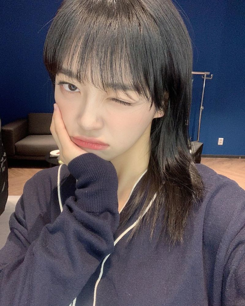 Singer and actor Kim Se-jeong has been in the mood.Kim Se-jeong posted three photos on his instagram on November 19 with an article entitled Ink.Kim Se-jeong in the photo is winking at the camera with a pointed expression.The small face that is disappearing, the big face, and the clear skin without any blemishes, catch the eye.Also, her chic look with impressive eyes is doubling her Handsome and Pretty charm.