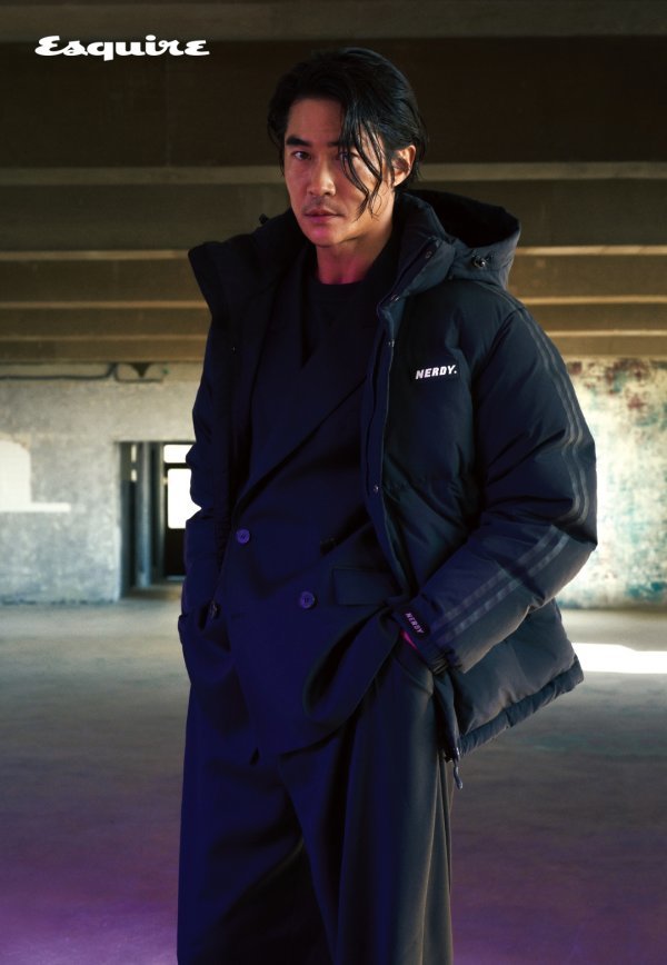Bae Jin-nam, who is famous for his usual fashionista, showed off his unique fashion sense in this picture.Nuldis Down Outer, Training Suits, Snickers, etc., are interpreted in his own unique style.The bold styles are eye-catching: a black Down Jacket matching suits, a colorful pattern muffler, a stylized black long down Jacket, a gel-league bold Snickers and a stylized purple long down Jacket.Bae Jin-nam newly interpreted the nundi with a masculine expression and a confident pose, and the back door that all the staff at the scene who watched it was not impressed.