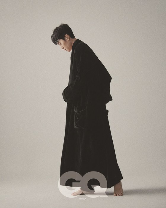 Actor Jung Woo, who plays the role of the provincial government team leader Royal Prerogative in the movie Neighbors Village, released a picture full of Reversal story charm through the December issue of GQ Korea published on November 20.Jung Woo, who returns to the new film Neighbors by director Lee Kyung-kyung, is showing a new look as a fashion picture for a long time.Jung Woo showed the reversal story charm of a chic atmosphere that is completely different from the appearance of the Royal Prerogative in the movie, which shows a pleasant and pleasant eavesdropping chemistry with his home isolation neighbors house.Jung Woo, who conveyed his sincerity through honest interviews from the present mind ahead of the release of Neighbors to the future as an actor, said, Neighbors is a work that I could grow up as an actor.Jung Woo, who attended the premiere of the audience monitoring of the Neighbors village and watched the movie with the audience, said, In the period of 0.1 seconds, I saw the feelings of the people next to me before I felt my feelings, and I had a new experience of laughing and crying together.As such, Jung Woo has expressed his delicate and warm heart by revealing that he has experienced the touching message of the movie that he sympathizes with his home isolation neighbor and is reborn as a true neighbor in reality.The movie Neighbors is a story about a wiretapping team in a demotion crisis moving to the house next door to a politician Family who is isolated from his home.November will be released on Saturday.