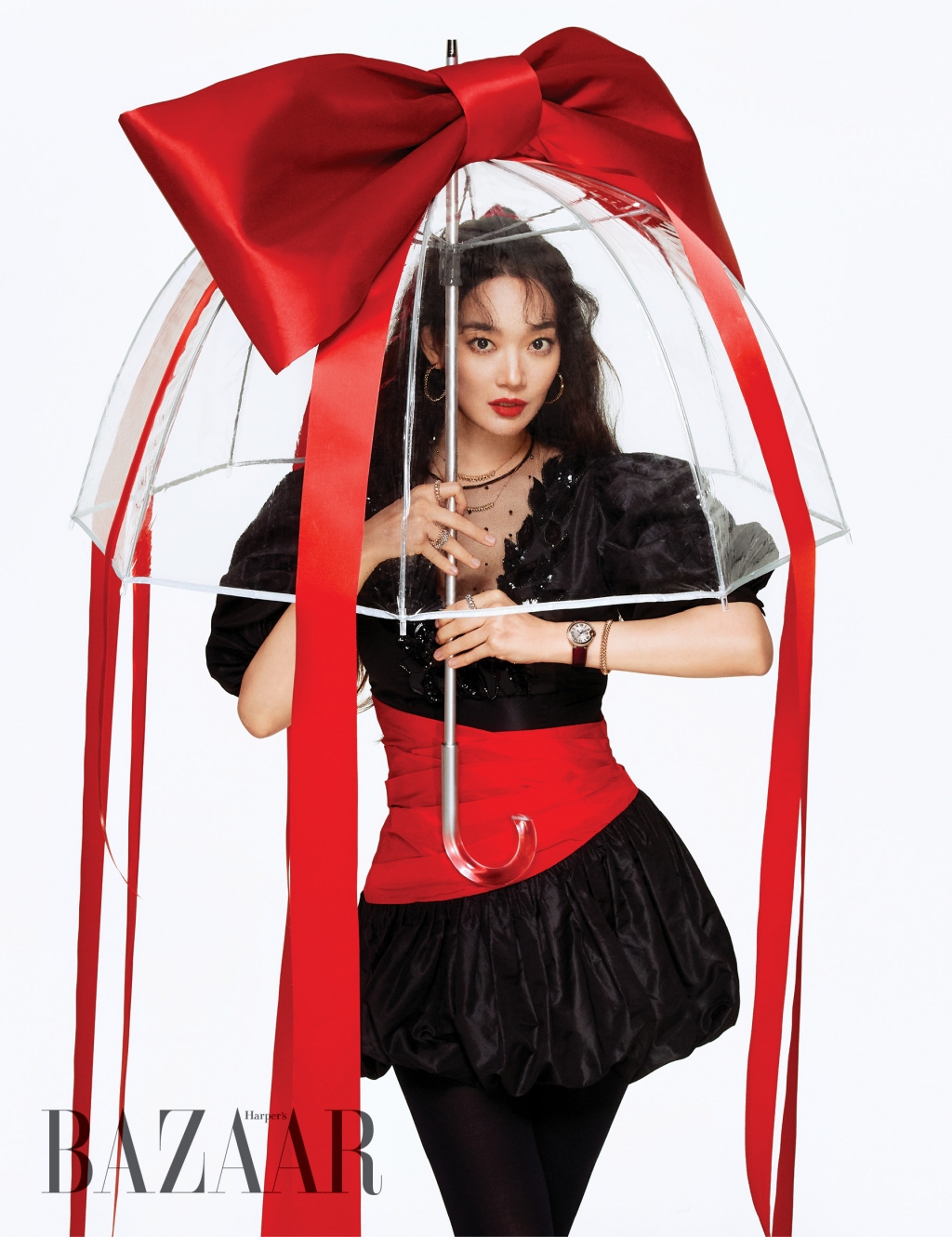 A further Holiday pictorial from Actor Shin Min-a has been released.Recently Shin Min-a showed a picture with Harpers Bazaar and Jewelry brand Cartier.Shin Min-a in the picture is a mini dress with a sense of volume and a black tights and a transform into Santa.Shin Min-a added the glamour with a gold, diamond jewelery from Cartier.In another cut, Shin Min-a is dressed in black and white costumes and holds a large gift basket: a glamorous Rose Watch and jewelery attract Sight.Meanwhile, Shin Min-a is in public with Actor Kim Woo-bin.Shin Min-a recently met with audiences with the movie Diva and is about to release a new movie Leave.