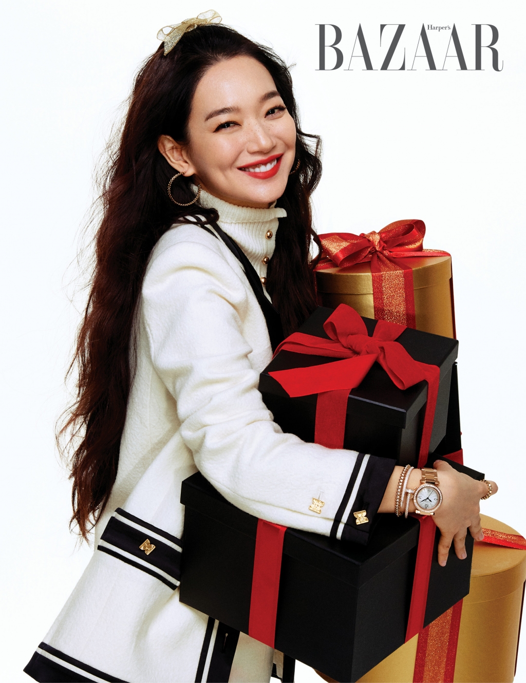 A further Holiday pictorial from Actor Shin Min-a has been released.Recently Shin Min-a showed a picture with Harpers Bazaar and Jewelry brand Cartier.Shin Min-a in the picture is a mini dress with a sense of volume and a black tights and a transform into Santa.Shin Min-a added the glamour with a gold, diamond jewelery from Cartier.In another cut, Shin Min-a is dressed in black and white costumes and holds a large gift basket: a glamorous Rose Watch and jewelery attract Sight.Meanwhile, Shin Min-a is in public with Actor Kim Woo-bin.Shin Min-a recently met with audiences with the movie Diva and is about to release a new movie Leave.