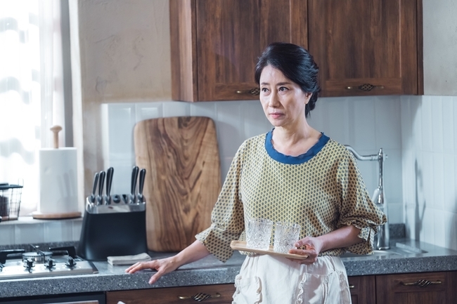 The scene of a breathtaking house in Cho Yeo-jeong, Gojun and Song Ok-sook, will be revealed.KBS 2TVs new tree drama Dying if I Sway (playplayed by Lee Sung-min / directed by Kim Hyung-seok / production astori) will be broadcast on December 2nd, and the close Follow of Kang Yeo-ju (Cho Yeo-jeong), Han Guizhou (Ko Jun-min) and Housework assistant Yeom Jin-ok (Song Ok-sook) Yes, he revealed the steel.In the open photo, Yeoju is looking at Husband Guizhou with a lovely look, but what she is holding is a iron skewer.Guizhou is looking nervous in surprise at the iron skewer that appeared in front of his eyes.The iron stick with the heroine heads into the pot that is unknown, and in front of it, Husband Guizhou, who sneaks in front of his wife, collects his eyes.Guizhou amplifies the question of why he looks so nervous and what is the little dish made by Yeoju.Then, the appearance of the aunt who is fixing her gaze as if watching all these scenes was captured.She is a professional helper who handles the housework of Yeoju, a crime fiction writer, and a divorce lawyer, Guizhou, with professional skills.I use a little rough dialect, but I am getting the trust of the couple with a neat and elegant character.Jinok is a person who has been together since she was 6 years old and understands Yeoju more than Husband Guizhou.For Yeoju, who writes novels in his study, Jinok spends the most time together as a mother.Yeoju - Housework assistant Jinok who lives in a house with the Guizhou couple and watches the two people closest.While strange tensions are caught among these three people, I expect that some exciting things will unfold in the fox.kim myeong-mi