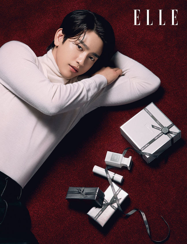 A beauty pictorial by GOT7 (GOT7) Jinyoung has been released.Fashion magazine Elle unveiled a picture with GOT7 Jinyoung in the wake of the Gift season in December.This picture, which contains Jinyoungs sensational charisma in a space with an alluring atmosphere, was accompanied by Tom Ford Beautys signature The Gift wrapping paper and the Private Blend collection of mens and womens perfumes packed in boxes.