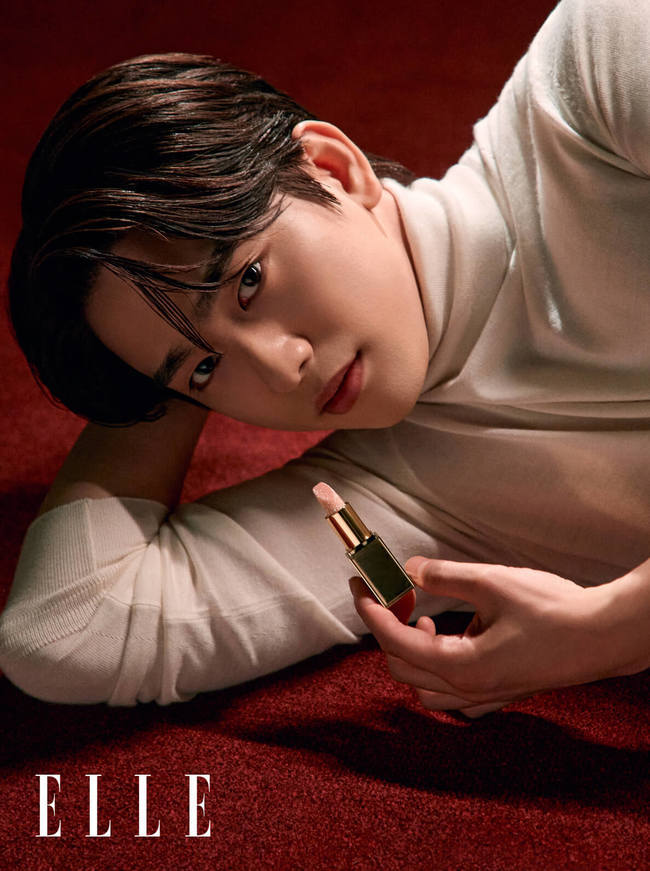 A beauty pictorial by GOT7 (GOT7) Jinyoung has been released.Fashion magazine Elle unveiled a picture with GOT7 Jinyoung in the wake of the Gift season in December.This picture, which contains Jinyoungs sensational charisma in a space with an alluring atmosphere, was accompanied by Tom Ford Beautys signature The Gift wrapping paper and the Private Blend collection of mens and womens perfumes packed in boxes.