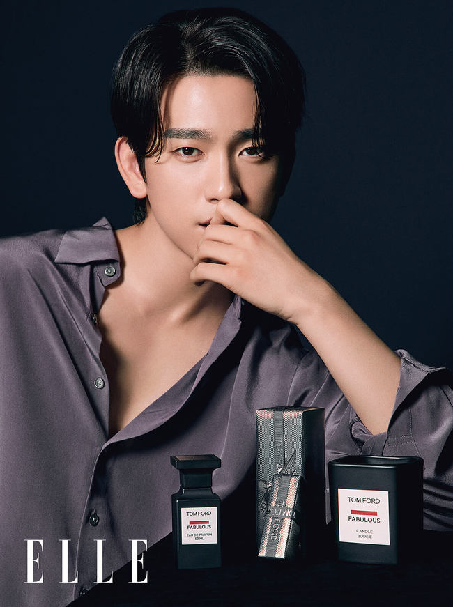 A beauty pictorial by GOT7 (GOT7) Jinyoung has been released.Fashion magazine Elle unveiled a picture with GOT7 Jinyoung in the wake of the Gift season in December.This picture, which contains Jinyoungs sensational charisma in a space with an alluring atmosphere, was accompanied by Tom Ford Beautys signature The Gift wrapping paper and the Private Blend collection of mens and womens perfumes packed in boxes.