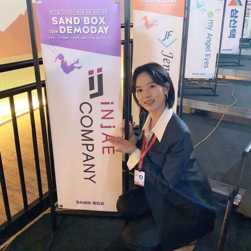 Actor Kang Han-Na encouraged TVN Saturday drama StartUp.Kang Han-Na posted a picture on November 20th with an article entitled Tomorrow is a talent Saturday tvN #StartUp.Kang Han-Na in the photo poses several poses in the sandbox, and the chic charm stands out in the appearance of Kang Han-Na, who showed a neat suit wearing a temple ID on his neck.On the other hand, StartUp starring Kang Han-Na is broadcast every Saturday and Sunday on tvN.