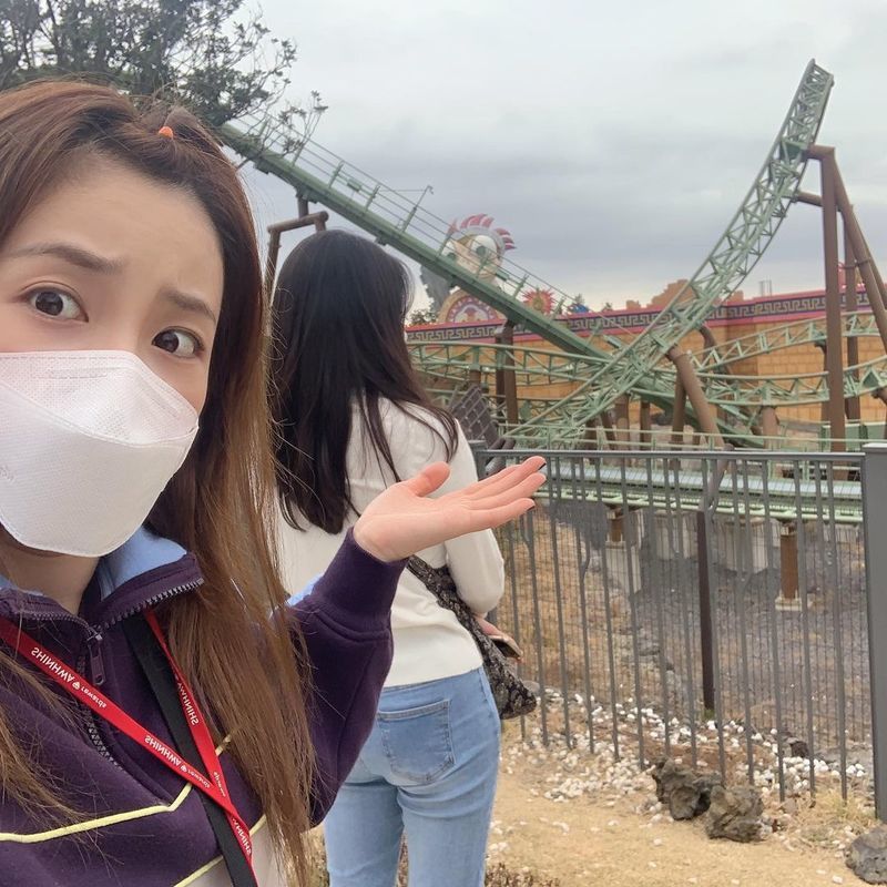The girl group 2NE1-born San Daraa Park reported on the latest situation.On November 20, San Daraa Park said in a personal instagram, Theme Park Rider Online can not ride Friend and the amusement park .. .. .. .. Jeju Island went to a picnic and healing, and I went to Shinhwa World to go to a theme park. .. I want to challenge the scary thing, and I looked at the spin and bump and roller coaster, the most scary Theme Park Rider Online in Shinhwa theme park for two hours. Finally, it failed!I was alone in Alone. I was riding together with a coffee cup and a lava world tour train for babies. Hahahahaha ... I was still happy. Friend!I have to go to Alone ... # Jeju Shinhwa Villas Which side do you sympathize with?! In the photo, she is taking a photo of herself with Friend in the amusement park, especially in the happy-looking mountain.Lee Ye-ji