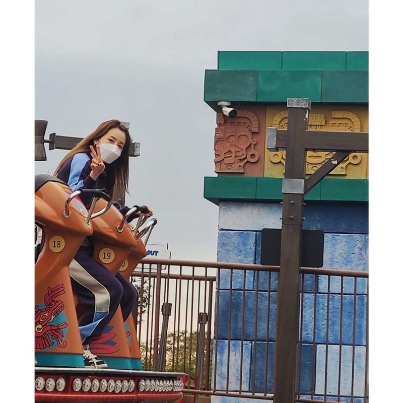 The girl group 2NE1-born San Daraa Park reported on the latest situation.On November 20, San Daraa Park said in a personal instagram, Theme Park Rider Online can not ride Friend and the amusement park .. .. .. .. Jeju Island went to a picnic and healing, and I went to Shinhwa World to go to a theme park. .. I want to challenge the scary thing, and I looked at the spin and bump and roller coaster, the most scary Theme Park Rider Online in Shinhwa theme park for two hours. Finally, it failed!I was alone in Alone. I was riding together with a coffee cup and a lava world tour train for babies. Hahahahaha ... I was still happy. Friend!I have to go to Alone ... # Jeju Shinhwa Villas Which side do you sympathize with?! In the photo, she is taking a photo of herself with Friend in the amusement park, especially in the happy-looking mountain.Lee Ye-ji