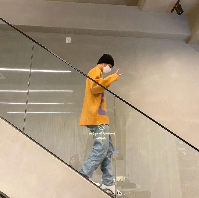 Singer Beenzino has reported on his recent situation.On November 21, Beenzino posted a photo on his personal instagram with an article entitled God Bleth Saturday # Muscle while under stress during weekdays.In the photo, Beenzino is descending from the stairs in a V-shaped figure, especially the figure of Beenzino, which is full of swags, drawing attention.On the other hand, Beenzino made headlines on November 19 when he unveiled the process of changing the profile of the portal site directly to his personal YouTube channel, Im Sung-bin.Yeji Lee