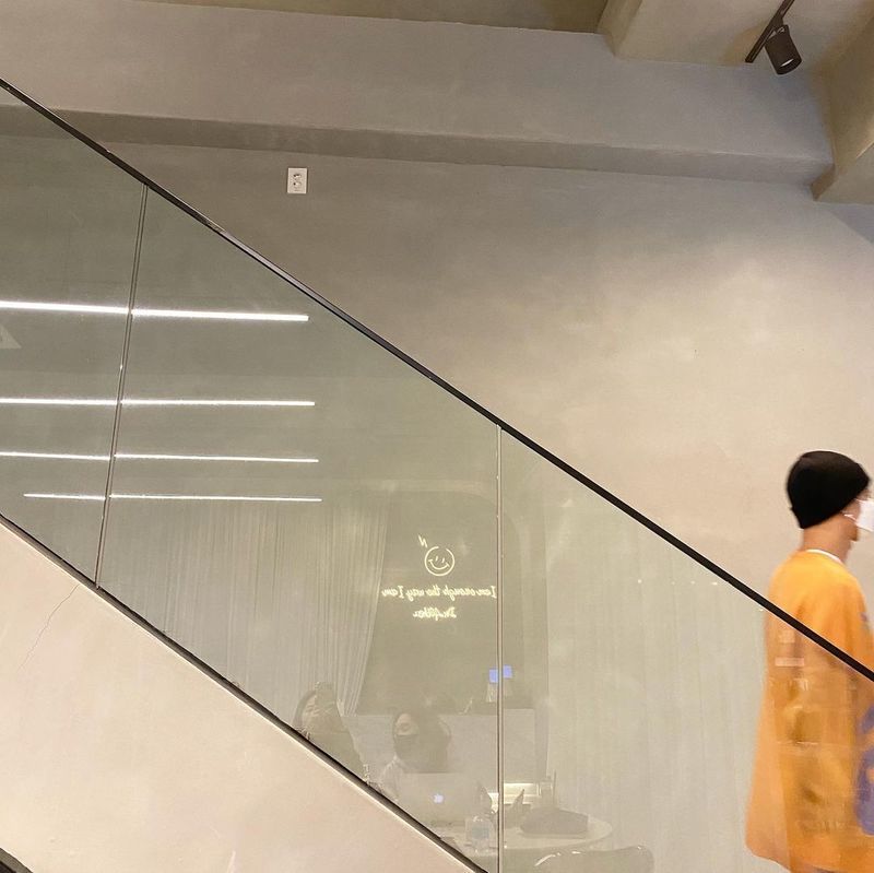 Singer Beenzino has reported on his recent situation.On November 21, Beenzino posted a photo on his personal instagram with an article entitled God Bleth Saturday # Muscle while under stress during weekdays.In the photo, Beenzino is descending from the stairs in a V-shaped figure, especially the figure of Beenzino, which is full of swags, drawing attention.On the other hand, Beenzino made headlines on November 19 when he unveiled the process of changing the profile of the portal site directly to his personal YouTube channel, Im Sung-bin.Yeji Lee