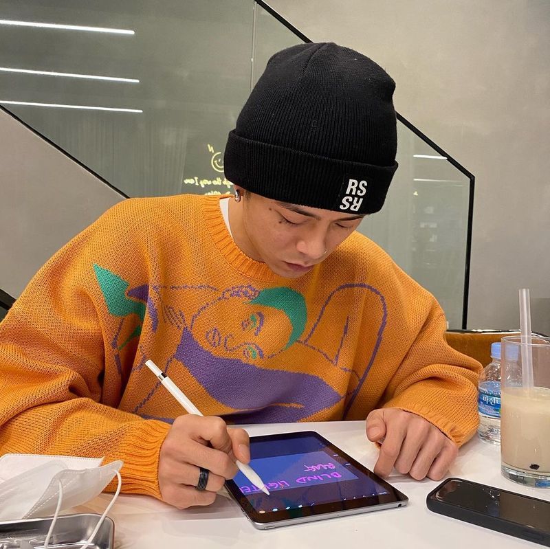 Singer Beenzino has reported on his recent situation.On November 21, Beenzino posted a photo on his personal instagram with an article entitled God Bleth Saturday # Muscle while under stress during weekdays.In the photo, Beenzino is descending from the stairs in a V-shaped figure, especially the figure of Beenzino, which is full of swags, drawing attention.On the other hand, Beenzino made headlines on November 19 when he unveiled the process of changing the profile of the portal site directly to his personal YouTube channel, Im Sung-bin.Yeji Lee