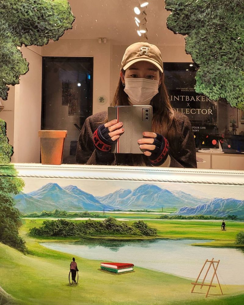 Group Fin.K.L Sung-yuri was soaked in autumn sensibility.Sung Yu-ri posted an article on her Instagram page on November 21, Autumn Landscape Winter Weather.In the photo, Sung-yuri is walking around Seoul wearing a brown-toned hat, especially wearing jeans and a comfortable coat, and Sung-yuri boasted a pictorial daily life, which caused admiration.Fin.K.L colleague Lee Jin, who saw this, left a comment saying Autumn Woman and Sung Yu-ri responded with heart emoticons.Surge implementation