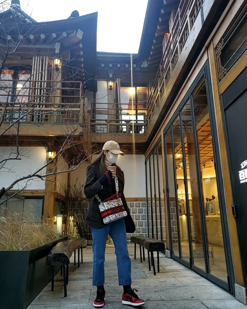 Group Finkle Sung Yu-ri is soaked with autumn sensibility.On November 21, Sung Yu-ri posted a post on her Instagram entitled Autumn Scenery Winter Weather.In the photo, Sung Yu-ri is walking around Seoul wearing a brown-toned hat. In particular, Sung Yu-ri, who wears jeans and a comfortable coat, provoked admiration for her daily life like a pictorial.After seeing this, Finkles colleague Lee Jin left a comment saying Autumn Woman, and Sung Yu-ri responded with a heart emoticon.Meanwhile, Finkle, to which Sung Yu-ri and Lee Jin belong, appeared in the JTBC entertainment programCamping Club last year.
