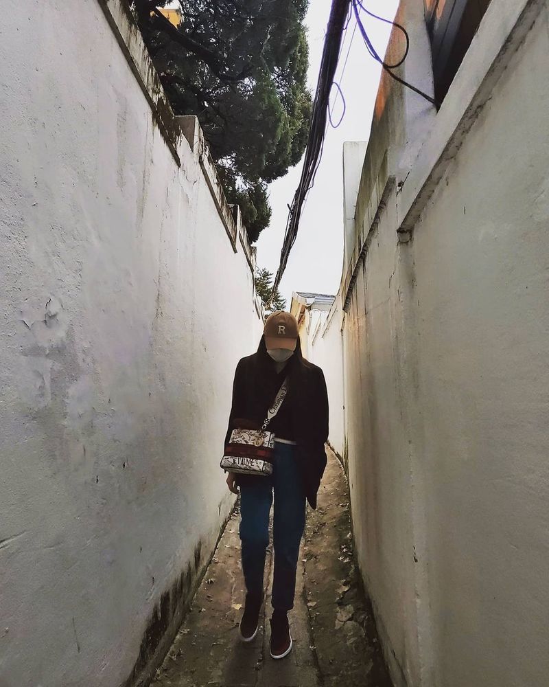 Group Finkle Sung Yu-ri is soaked with autumn sensibility.On November 21, Sung Yu-ri posted a post on her Instagram entitled Autumn Scenery Winter Weather.In the photo, Sung Yu-ri is walking around Seoul wearing a brown-toned hat. In particular, Sung Yu-ri, who wears jeans and a comfortable coat, provoked admiration for her daily life like a pictorial.After seeing this, Finkles colleague Lee Jin left a comment saying Autumn Woman, and Sung Yu-ri responded with a heart emoticon.Meanwhile, Finkle, to which Sung Yu-ri and Lee Jin belong, appeared in the JTBC entertainment programCamping Club last year.