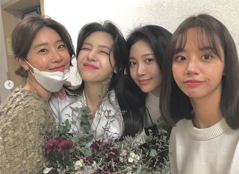 Girls group Girls Day members united.The way people posted photos on their 20th day with their article Girls Day is my strength, Girls Day is my life, Lalalalalalalala.In the photo, Park So-jin, Yura (Kim A-young), and Lee Hye-ri, who played as Girls Day members with The way people, pose together.Girls Day members joined together to cheer up the musical Questi giorni debuted the way people on the musical stage. Debut Its been 10 years, but the four members who are still showing off their friendship and beauty have also been smiling.Girls Day member and actor The way people were cast as she in musical Questi giorni and first on musical stage after debut.The way people who finished their first performance on the 14th said, I would like to express my gratitude to the audience who came to see the performance and all the audience who will come to see the performance in the future.I want to give you a good look at every performance.  Our Questi giorni will continue tomorrow. I would like to ask for a lot of Cheering and love. 