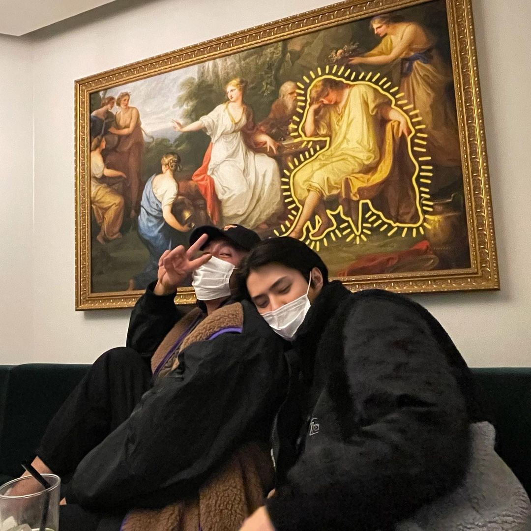 EXO Sehun had a great time with actor Lee Kwang-soo.On the 21st, Sehun released two photos on his Instagram without any comment.Inside the picture is a picture of Sehun and Lee Kwang-soo staring at the camera wearing a mask.Sehun, dressed in black-colored dark clothing, caught his eye with a clear eye that he could not hide: Sehun leans against Lee Kwang-soo as if his brother were good.Lee Kwang-soo, who wore a hat but spewed out his presence, smiled and drew a V.The fans expressed their curiosity with comments such as Good-looking, Lee Kwang-soo right next to you? Why are you with me?Meanwhile, Lee Kwang-soo has been in the film Pirates: The Goblin Flag and Sinkhall for her unwavering performance on SBSs Running Man.Sehun served as a Sehun & Chanyeol unit last August.