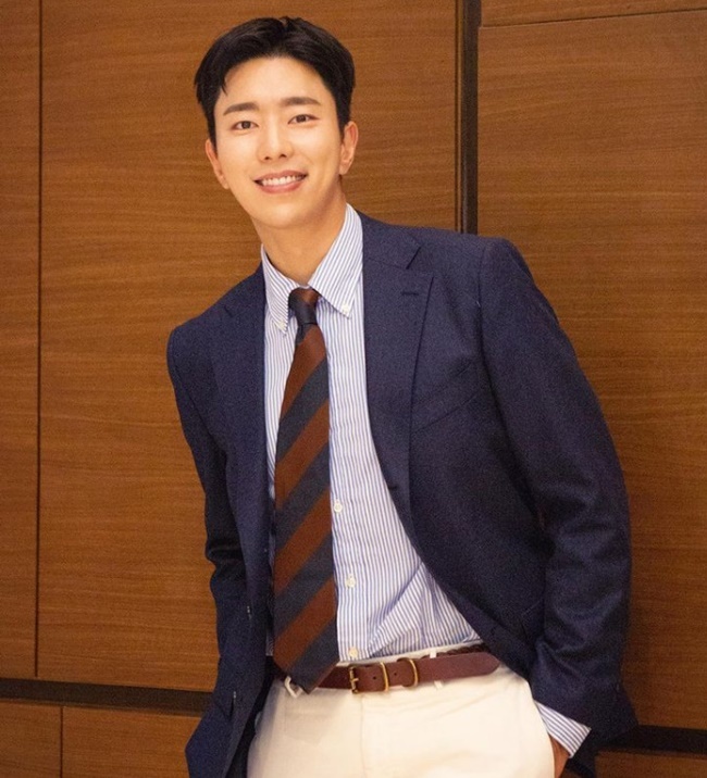 Actor Yoon Hyun-min showed off her gorgeous visualsYoon Hyun-min told November 21 personal Instagram: Honey Morning ~ First broadcast tonight at 9pm.I will meet with Cha Min-joon for two months. In the open photo, Yoon Hyun-min is wearing a shirt, a tie, a jacket and a perfect suit fit.A flawless visual, as if it were worn on a mannequin, thrills The Earrings of Madame de...The netizens who watched the photos cheered such as It is so cool, It seems to be handsome as it goes, I am excited to think about it in the drama in the future.On the other hand, Yoon Hyun-min is appearing on TV CHOSUN drama Revenge which was first broadcast on November 21st.Lee Hae-jeong