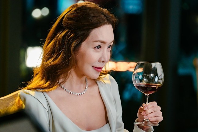 The secret wine date of My Dangerous Wife Kim Jung-Eun and Choi Won-young was captured.MBN Wall Street Drama My Dangerous Wife (directed by Lee Hyung-min/playplayed by Hwang Da-eun) unveiled Kim Jung-Eun and Choi Won-young enjoying a romantic dinner with a 180-degree changed Bunger on Nov. 22.My dangerous wife is a mystery couple brutal drama that anyone can sympathize with at least once, who is married because he loves and marries but keeps his life.Kim Jung-Eun plays Shim Jae-kyung, a dangerous wife who made up a drama of the drama with revenge for her husband Kim Yun-Cheols affair, and Choi Won-young plays Kim Yun-Cheol, the husband of Danger who dreams of a perfect breakup with his wife Shim Jae-kyung. I am showing a unique couple chemistry that I have never seen before.In the drama, Shim Jae-kyung and Kim Yun-Cheol enjoy eating elegantly at a luxury restaurant.Shim Jae-kyung wears a bold and colorful design white dress with dark makeup and shows off her alluring sensuality. Kim Yun-Cheol wears a pomade hair and a neat suit and a soft smile.However, the two of them are getting a gentle smile and making a subtle look change that gives a sharp look as if they are searching for each other.In the last episode, Kim Yun-Cheol was devastated that Shim Jae-kyung and Jin Sun-mi (Choi Yoo-hwa) had been hand in hand and deceived him, and Shim Jae-kyung was also shocked by the surprise attack of neighboring residents Ha Eun-hye (Shim Hye-jin).As such, both Shim Jae-kyung and Kim Yun-Cheol are facing the worst Danger situation of their lives, and the end of the dangerous couple is attracting attention as to how to overcome Danger.The dating scene between Kim Jung-Eun and Choi Won-young was filmed in Apgujeong-dong, Gangnam-gu, Seoul last November.The two of them have been raising the hanger of the scene because they have praised each other for good fit after seeing each other in a long time.And when I entered the full-scale shooting, I sat face to face with a smiling face and expressed my admiration of the other couple who were fighting under the surface of the water.